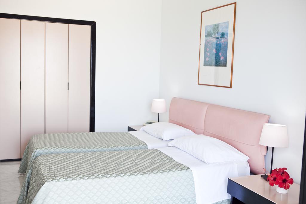 Hotel Club Helios Noto Buitenkant foto