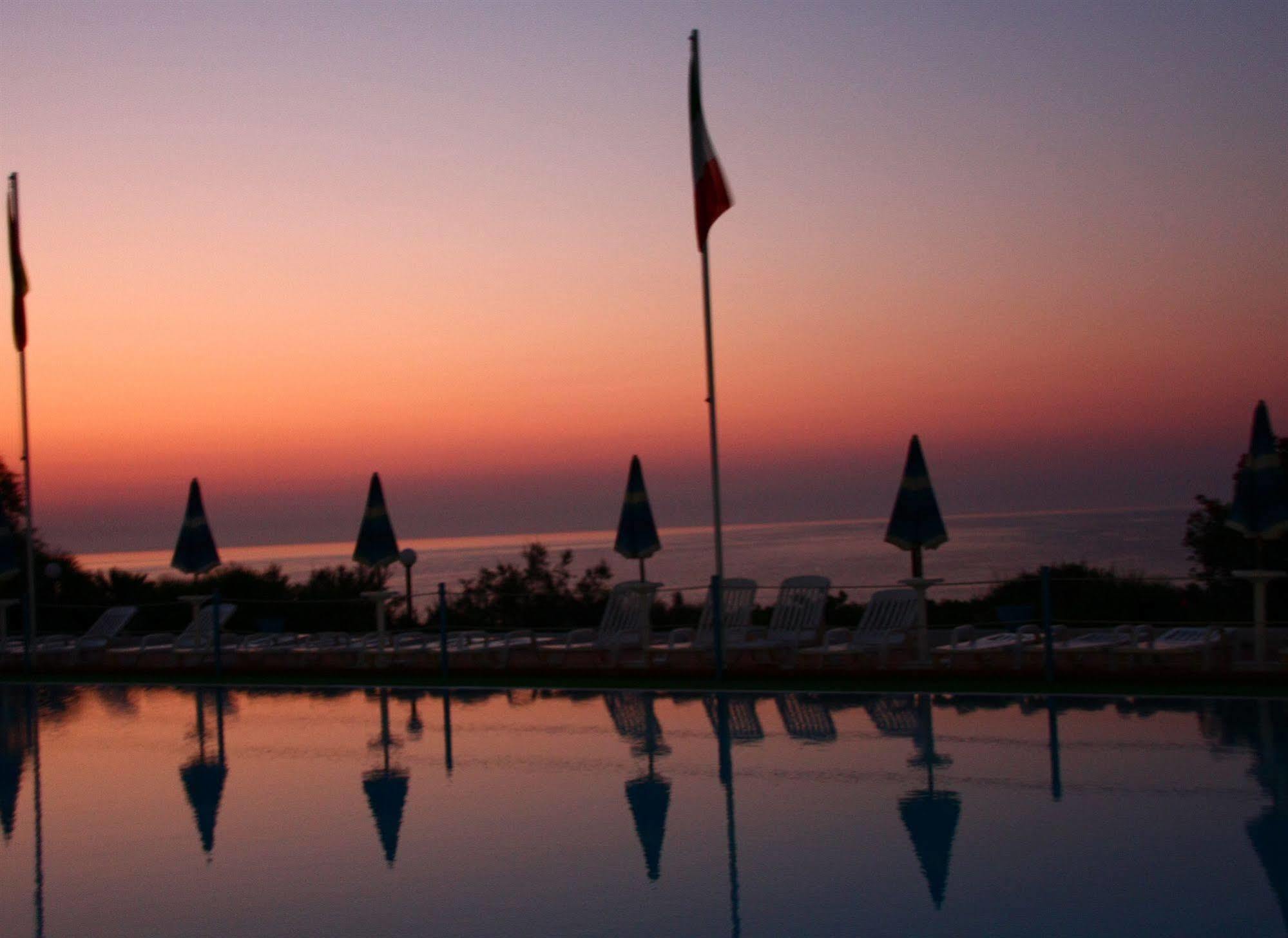 Hotel Club Helios Noto Buitenkant foto