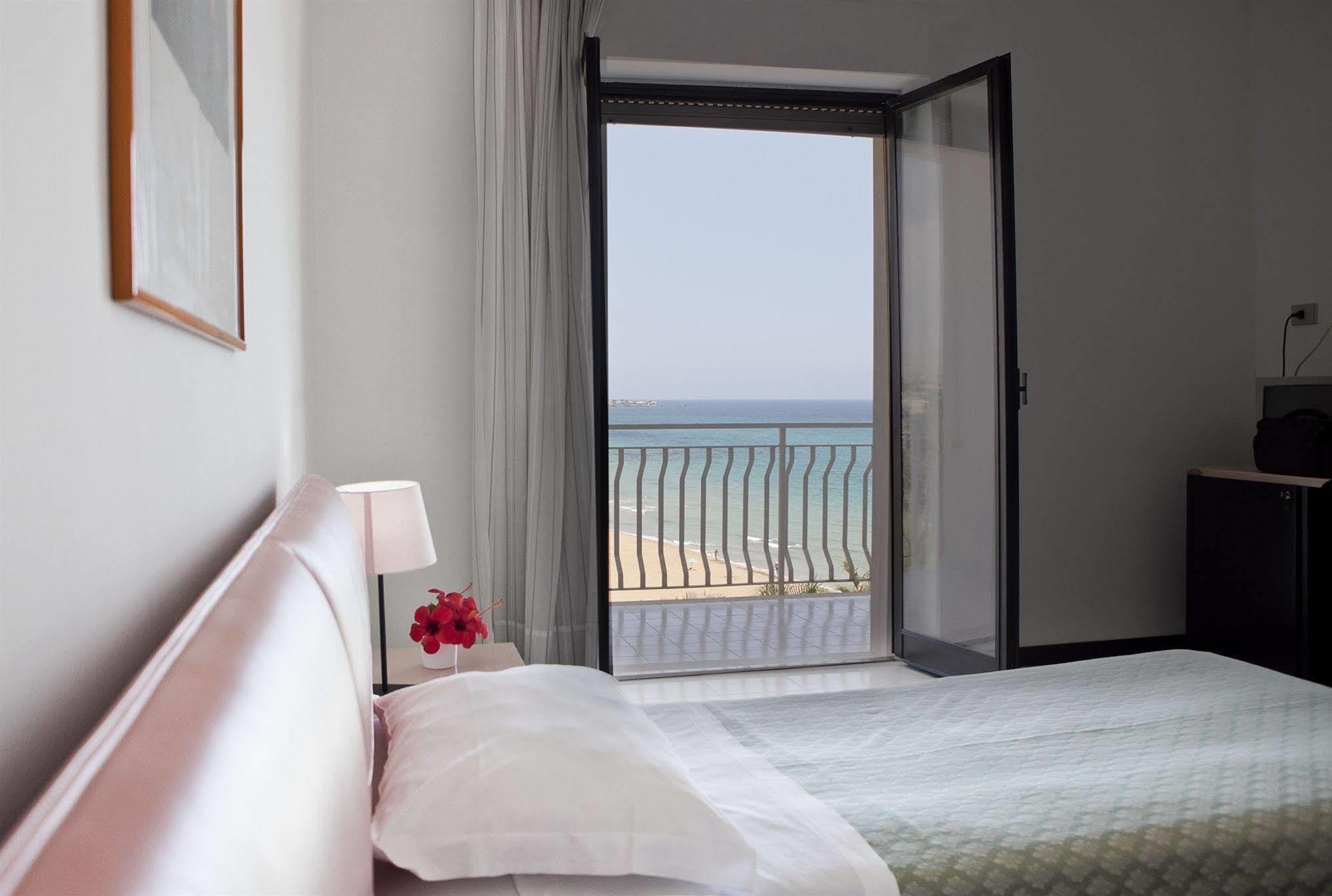 Hotel Club Helios Noto Buitenkant foto